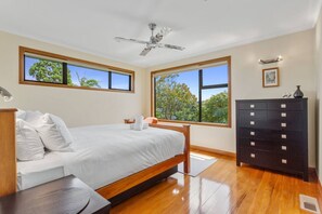 1 bedroom, desk, iron/ironing board, WiFi - Perfect Mission Bay Home | by Furnished Rentals (Auckland City)