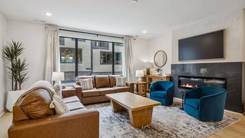 Televisión, chimenea y oficina