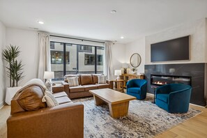 Televisión, chimenea y oficina 