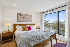 Escritorio, tabla de planchar con plancha, wifi y ropa de cama 