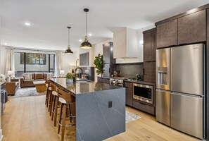 Réfrigérateur, four à micro-ondes, un four, surface de cuisson