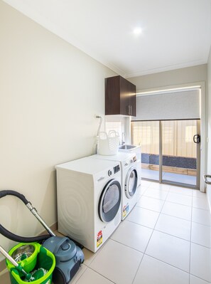 Interior - Popular Grand Villa –  Walking Distance to Sports Stadium,McD,KFC,dining & shops (Shepparton)