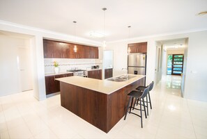 Private kitchen - Popular Grand Villa –  Walking Distance to Sports Stadium,McD,KFC,dining & shops (Shepparton)