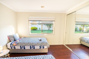 Iron/ironing board, WiFi, bed sheets - Popular Grand Villa –  Walking Distance to Sports Stadium,McD,KFC,dining & shops (Shepparton)