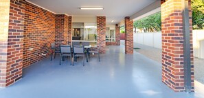 Outdoor dining - Popular Grand Villa –  Walking Distance to Sports Stadium,McD,KFC,dining & shops (Shepparton)