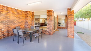 Outdoor dining - Popular Grand Villa –  Walking Distance to Sports Stadium,McD,KFC,dining & shops (Shepparton)