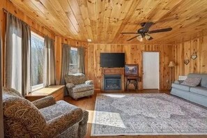 TV - The Nantahala Dollhouse
Cozy 3-bedroom rustic cottage in the heart of Nantahala (Topton)