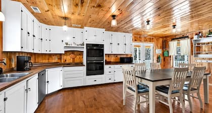 The Nantahala Dollhouse
Cozy 3-bedroom rustic cottage in the heart of Nantahala