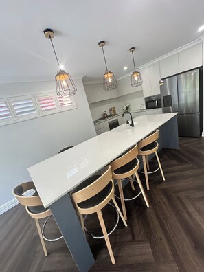 Dining - Welcome to Mr Lincoln (Bushmead)