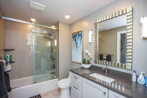 Shower, towels - 3BR - Waterfront Condo - Coral Crest (Fort Myers Beach)