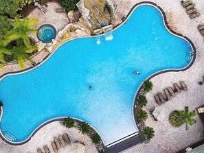 Utomhuspool och uppvärmd pool