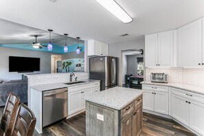 Refrigerador, microondas, lavavajillas y cafetera y tetera 