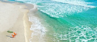 Private Pool and Volleyball Court on a Huge Lot Just Minutes from Navarre Beach - Dog Friendly