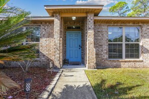 Exterior detail - Private Pool and Volleyball Court on a Huge Lot Just Minutes from Navarre Beach - Dog Friendly (Navarre)