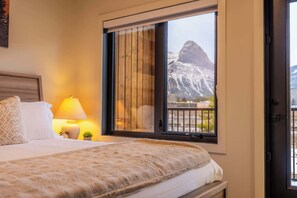 3 bedrooms, iron/ironing board, WiFi, bed sheets - Alpine Ascent - 3bd lock-off, 3 patios, mtn view (Canmore)