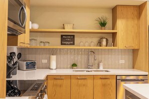 Fridge, microwave, oven, stovetop - Alpine Ascent - 3bd lock-off, 3 patios, mtn view (Canmore)