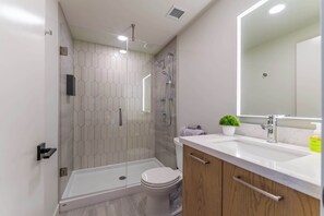 Shower, hair dryer, towels, shampoo - Alpine Ascent - 3bd lock-off, 3 patios, mtn view (Canmore)