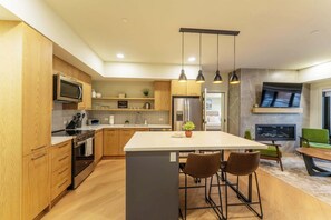 Coffee/tea maker, fridge, microwave, oven - Alpine Ascent - 3bd lock-off, 3 patios, mtn view (Canmore)