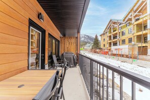 Outdoor dining - Alpine Ascent - 3bd lock-off, 3 patios, mtn view (Canmore)
