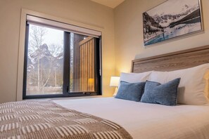 3 bedrooms, iron/ironing board, WiFi, bed sheets - Alpine Ascent - 3bd lock-off, 3 patios, mtn view (Canmore)