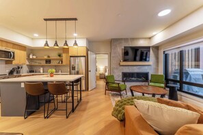 Interior - Alpine Ascent - 3bd lock-off, 3 patios, mtn view (Canmore)