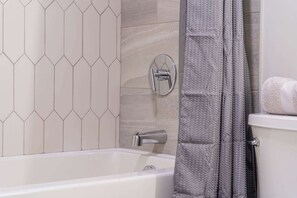Dusche, Haartrockner, Handtücher, Shampoo