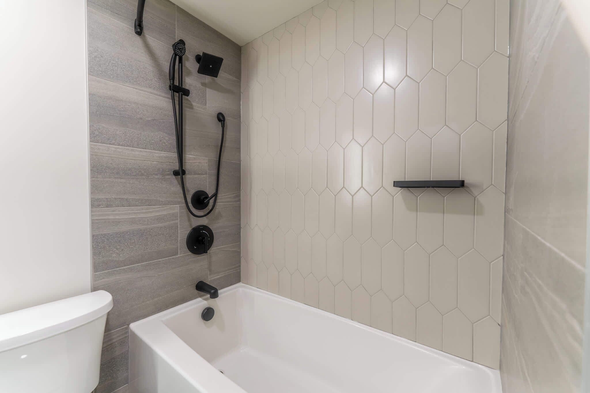 Douche, séchoir à cheveux, serviettes fournies, shampooing
