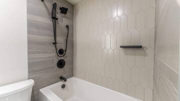 Douche, séchoir à cheveux, serviettes fournies, shampooing