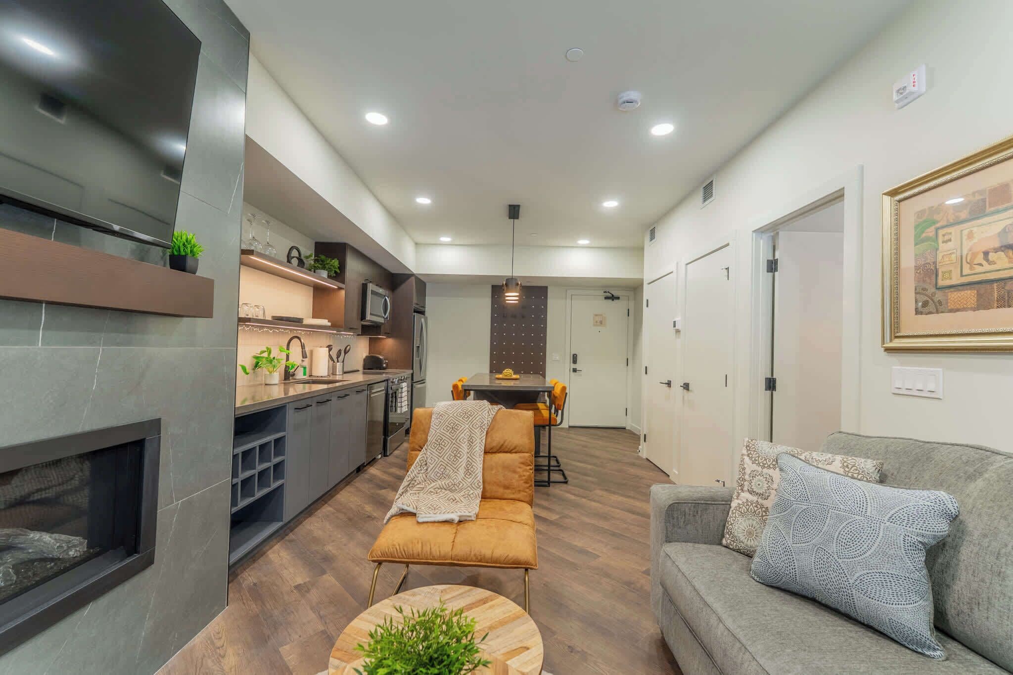 TV, fireplace