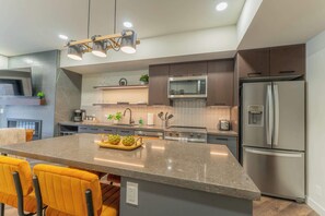 Réfrigérateur, four à micro-ondes, un four, surface de cuisson