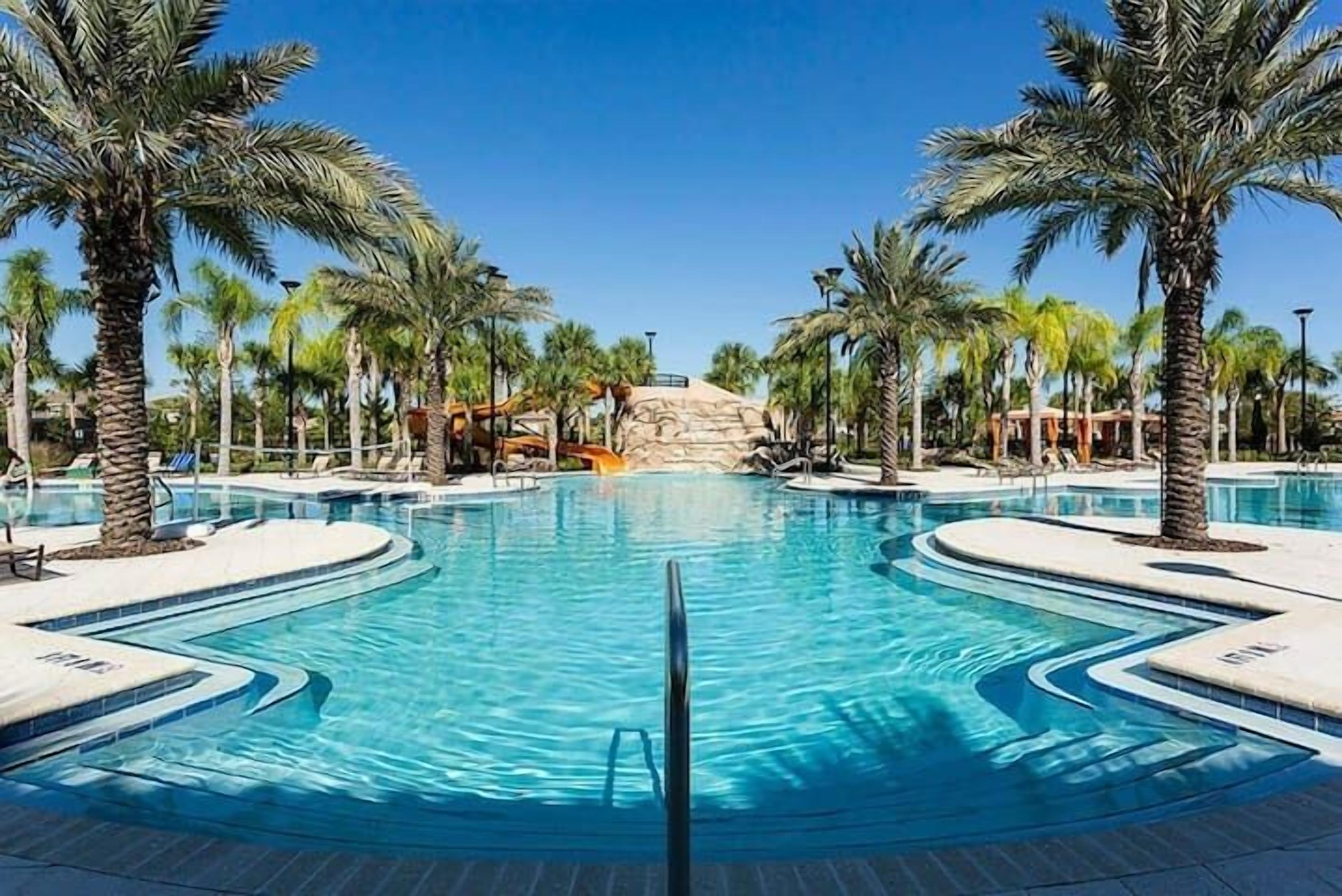 Innendørsbasseng og et oppvarmet basseng