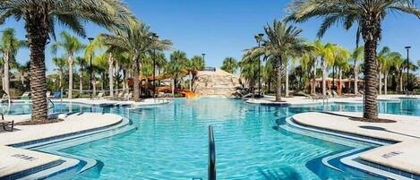 Innendørsbasseng og et oppvarmet basseng