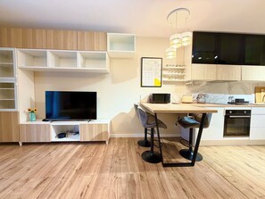 Fridge, microwave, oven, stovetop - Traugutta Stylish Studio FREE Parking (Wrocław)