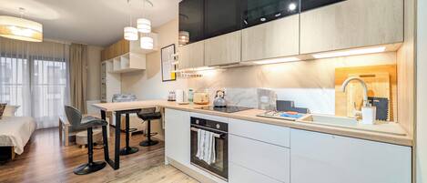 Kylskåp, ugn, spishäll och diskmaskin