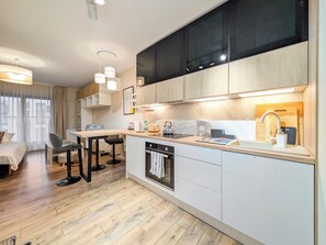 Fridge, microwave, oven, stovetop - Traugutta Stylish Studio FREE Parking (Wrocław)