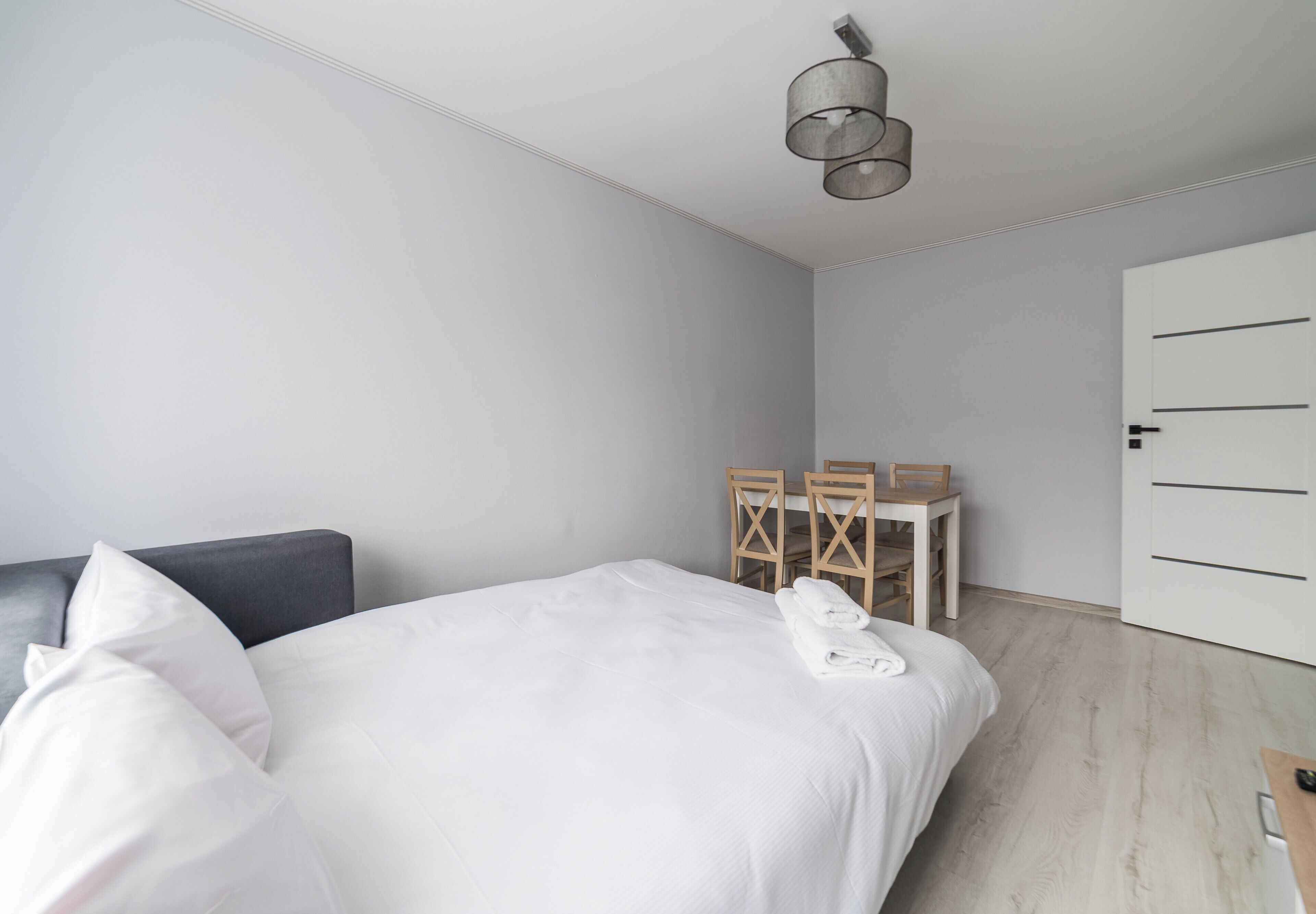 Tabla de planchar con plancha y ropa de cama 