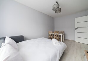 Tabla de planchar con plancha y ropa de cama 