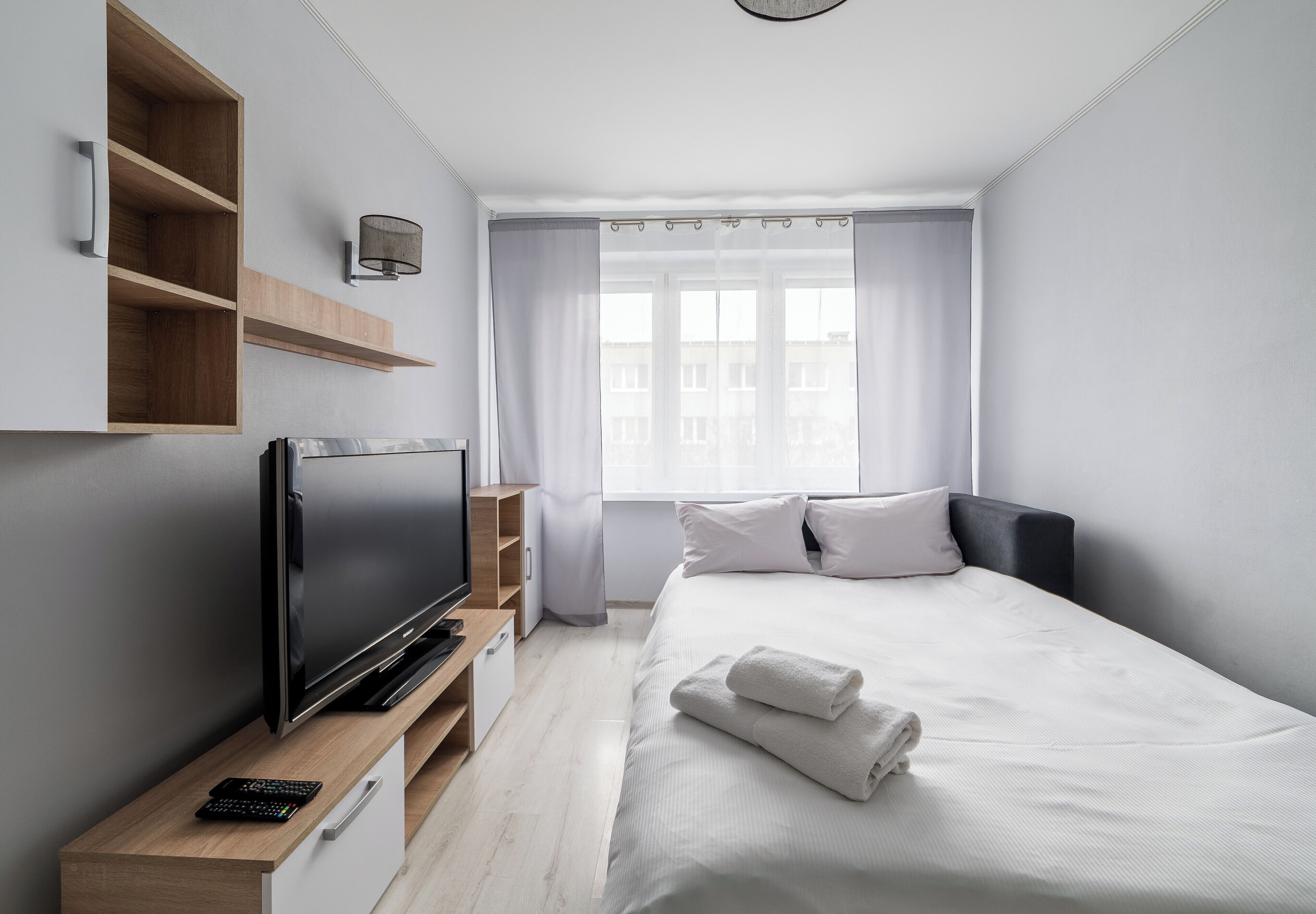 Iron/ironing board, bed sheets