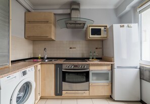 Kjøleskap, mikrobølgeovn, ovn og kokeplater