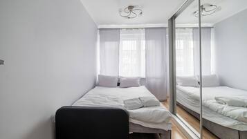 Iron/ironing board, bed sheets