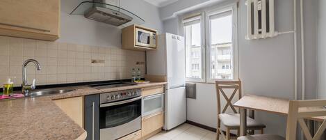 冷蔵庫、電子レンジ、オーブン、コンロ