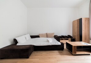 Iron/ironing board, bed sheets - Mostowa Standard Apartment (Poznań)