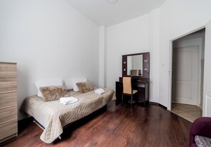 Iron/ironing board, bed sheets - Mostowa Standard Apartment (Poznań)