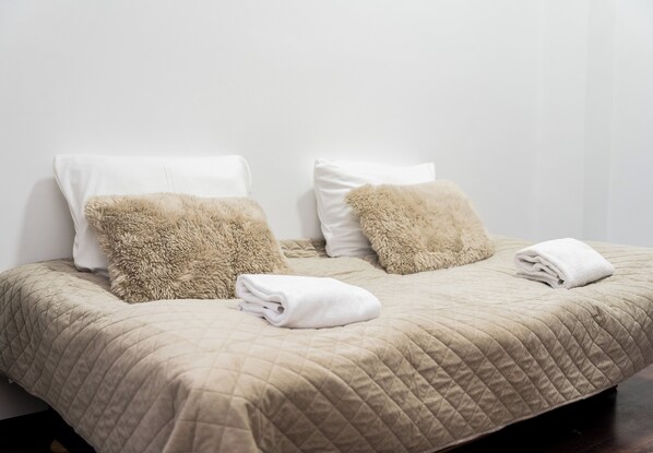 Tabla de planchar con plancha, wifi y ropa de cama