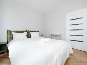 Tabla de planchar con plancha, wifi, ropa de cama