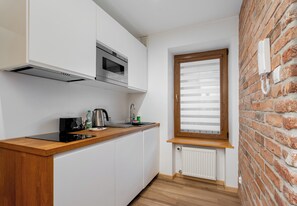 Réfrigérateur, micro-ondes, plaque de cuisson, grille-pain