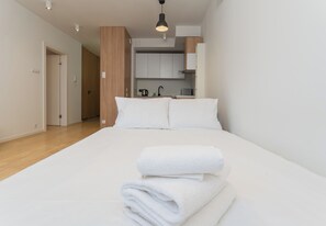 Silitysrauta/-lauta, Wi-Fi, vuodevaatteet