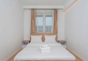 Tabla de planchar con plancha, wifi, ropa de cama