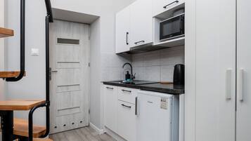 Frigorífic, microones, placa de cuina i cafetera i tetera