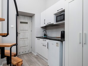 Kühlschrank, Mikrowelle, Herdplatte, Wasserkocher mit Kaffee-/Teezubehör